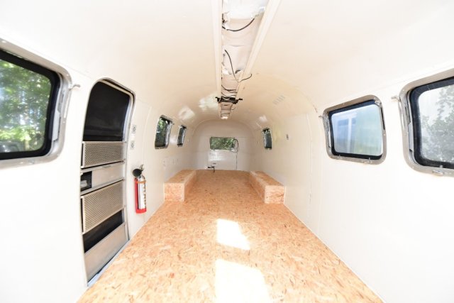 Airstream Land Yacht Sovereign 31 - Photo 3