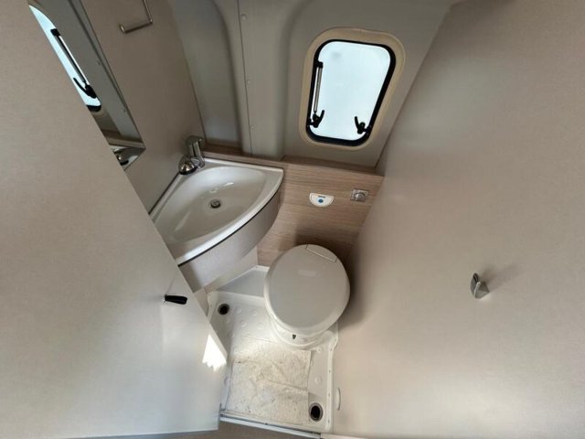 Burstner Lineo C 550 c550 170ch 4x4 black forest - Photo 3