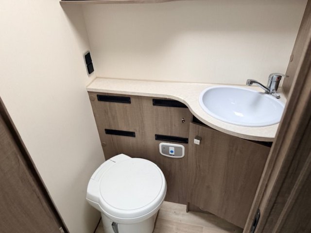 Bavaria Initial I781GJ Allure - Photo 15