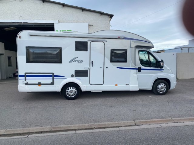 Burstner Ixeo IT 664 Bleu et blanc - Photo 2