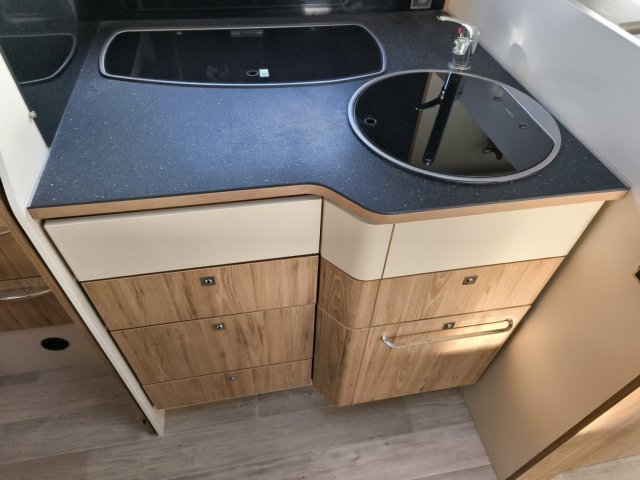 Bavaria Tren-D T716P Class - Photo 8