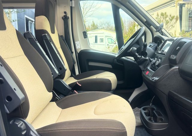 Carado CV 600 fourgon sur peugeot boxer ( groupe hymer ) - Photo 3