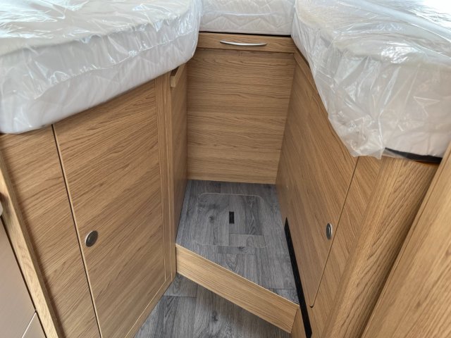 LMC Cruiser V 643 G Edition 70 ans - Photo 40