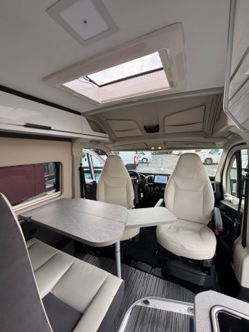 Mc Louis Menfys Van 3 SIGNATURE - Photo 6