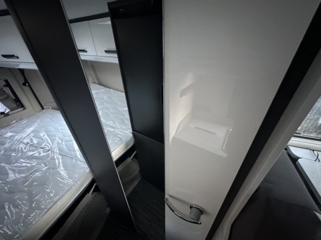 Mc Louis Menfys Van 3  signature - Photo 11