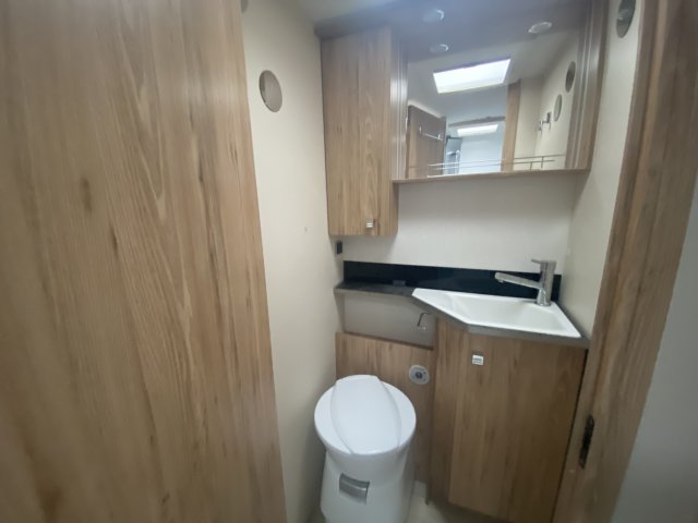 Bavaria Initial I700GJ Class I 700 GJ - Photo 7