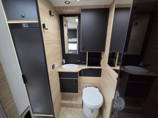 Challenger 250 Graphite Edition 2026 - Photo 18