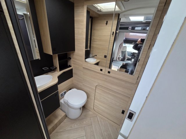 Challenger 250 Graphite Edition 2026 - Photo 21