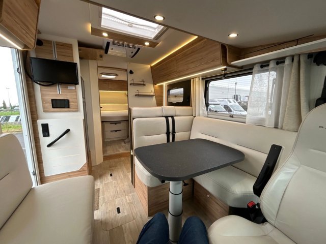 Bavaria Initial I740L Style - Photo 11