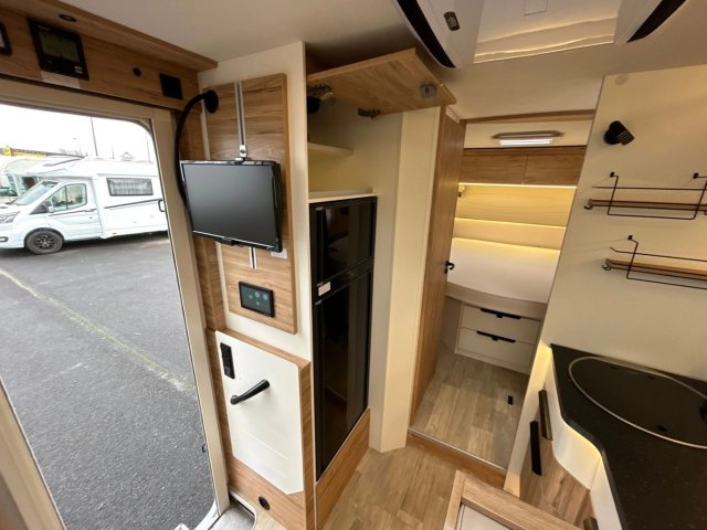 Bavaria Initial I740L Style - Photo 23