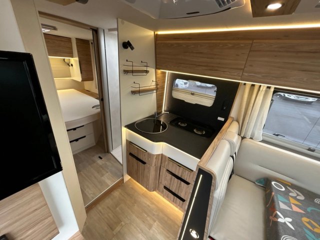 Bavaria Initial I740L Style - Photo 26