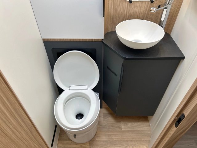 Bavaria Initial I720FC Nomade - Photo 8