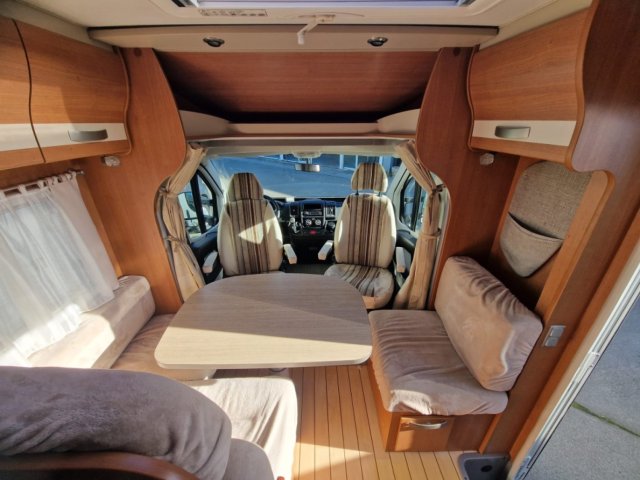 Pilote Camping-Car AVENTURA 680 LGA - Photo 9