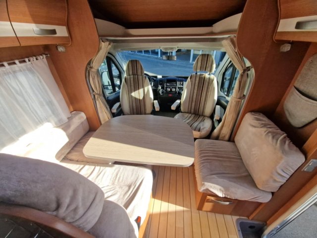 Pilote Camping-Car AVENTURA 680 LGA - Photo 10