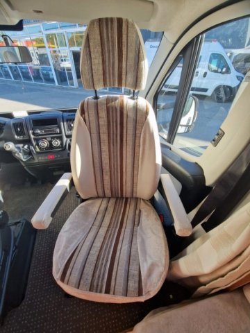 Pilote Camping-Car AVENTURA 680 LGA - Photo 11