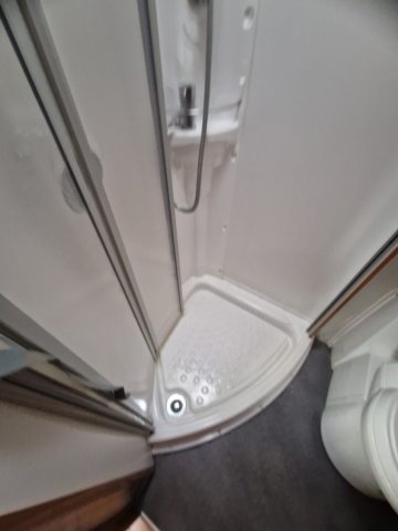 Pilote Camping-Car AVENTURA 680 LGA - Photo 17