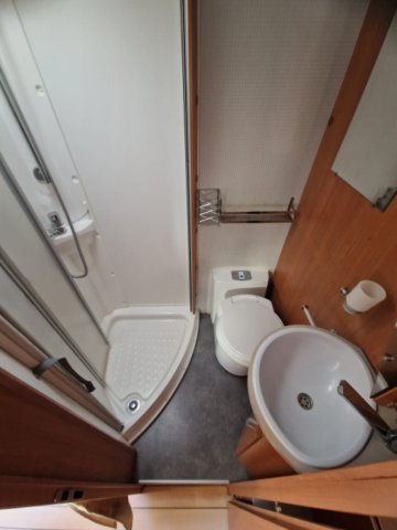 Pilote Camping-Car AVENTURA 680 LGA - Photo 18