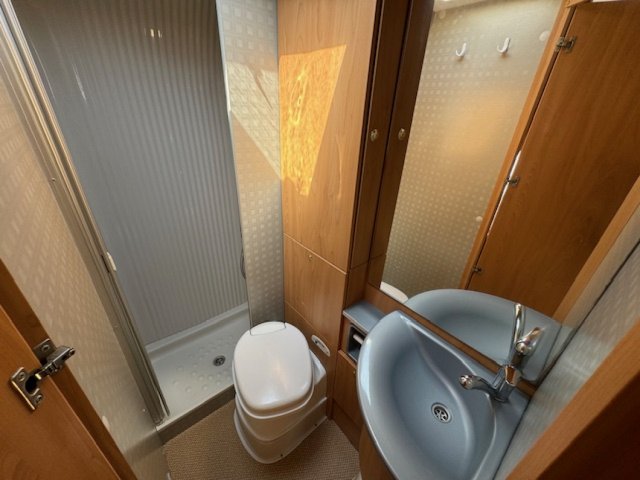 Burstner Delfin T 680 - Photo 12