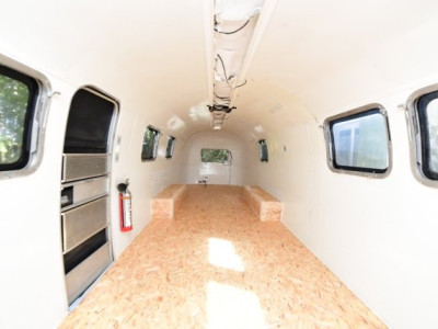 Airstream Land Yacht Sovereign 31 - Photo 3